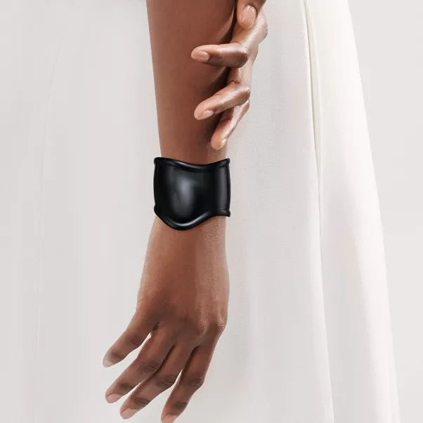 Brazalete Bone mediano con acabado negro sobre cobre