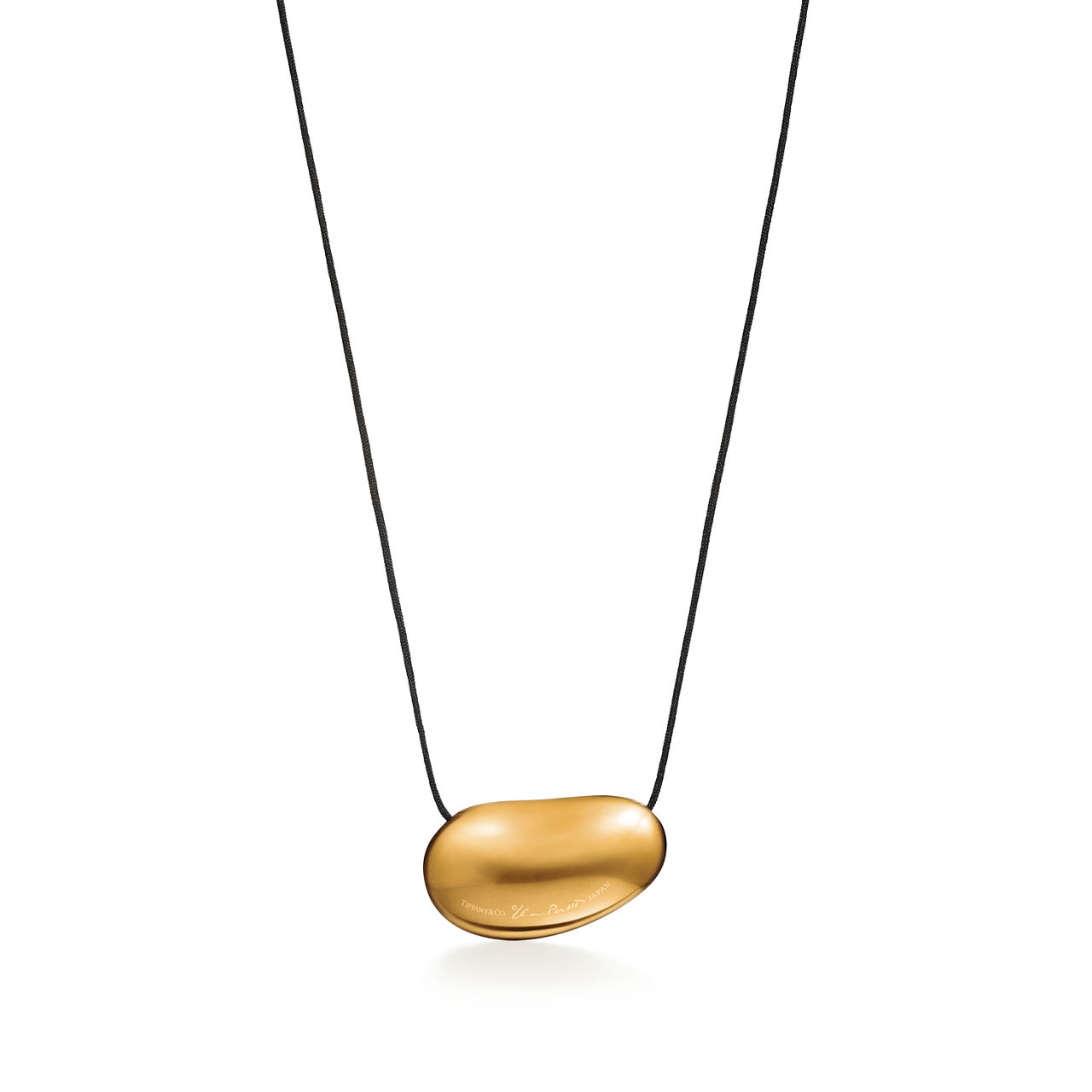 Elsa Peretti®:Bean design Pendant in Gold Lacquer over Japanese Hardwood image number 2