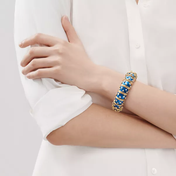 Breites Armband in Gold mit hellblauer Emaille, Diamanten