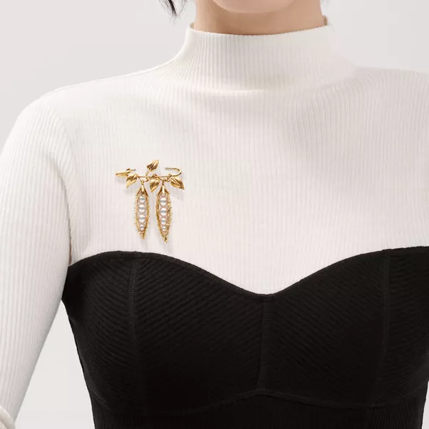 Broche Peapod en oro amarillo con perlas cultivadas