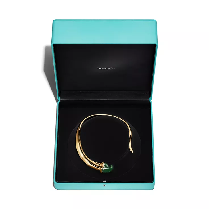 Elsa Peretti®:Claw Necklace in Yellow Gold with Green Nephrite Jade, 4