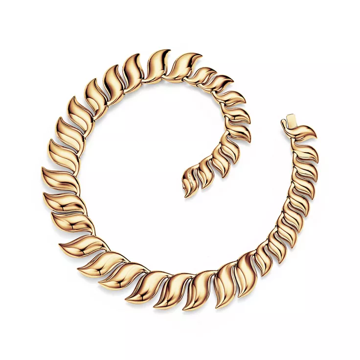 Elsa Peretti®:Feather Necklace in Yellow Gold, 4