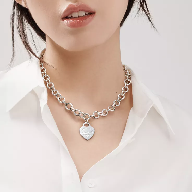 Return to Tiffany™:Collar de cadena de eslabones con insignia de corazón en plata, 1