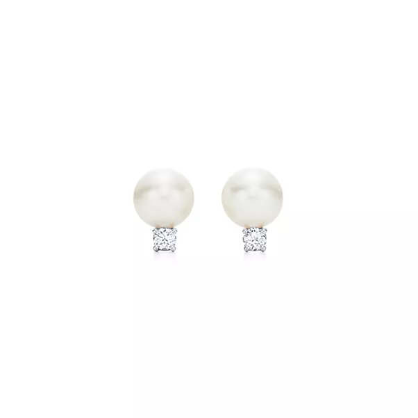 Clous d’oreilles en or blanc 18 carats et diamants. 7-7,5 mm.