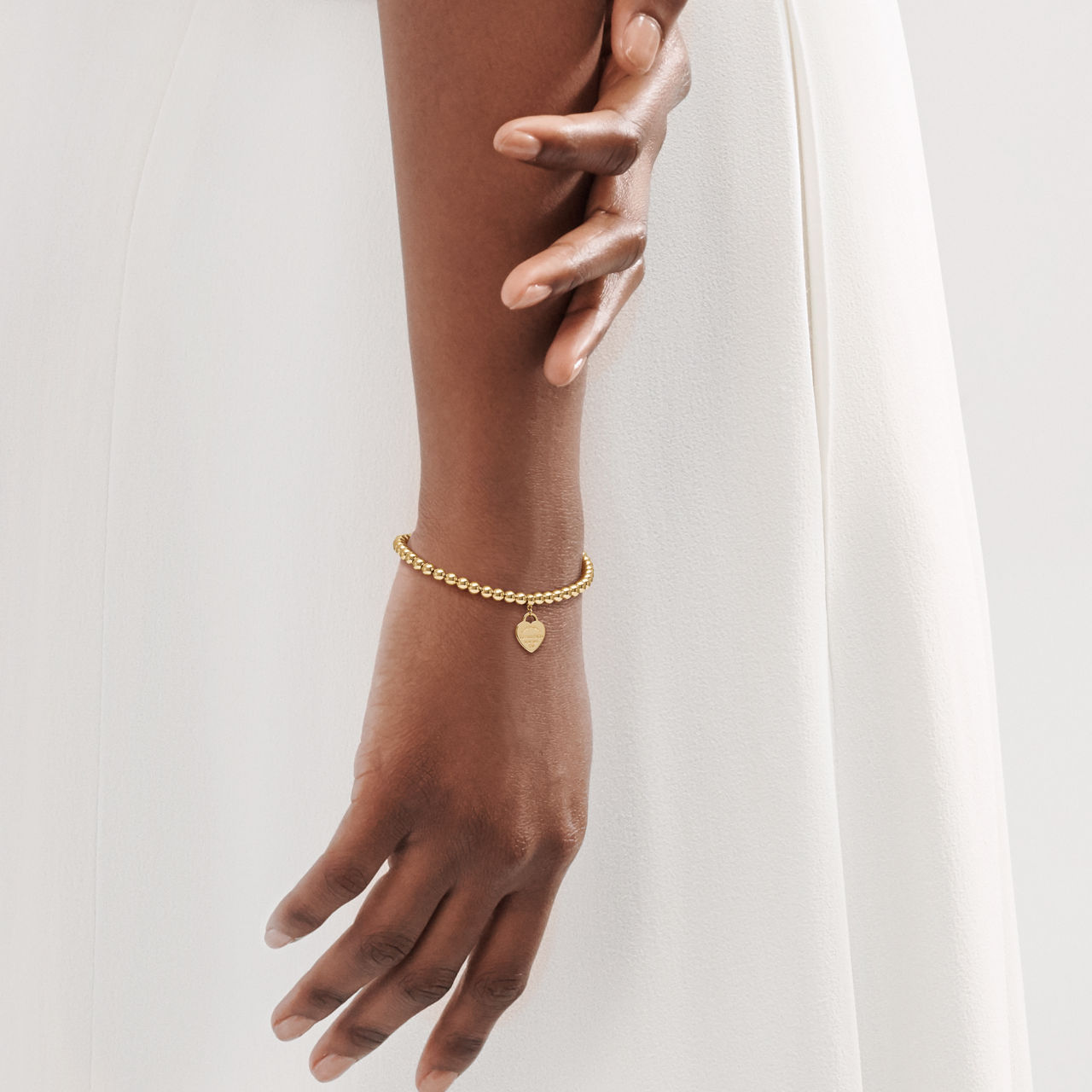 Pulsera de cuentas con insignia de corazón en oro amarillo