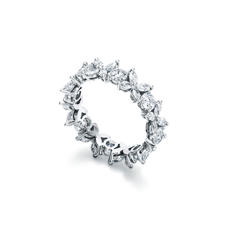 Collezione Tiffany Victoria®:Anello con diamanti alternati in platino numero immagine 1