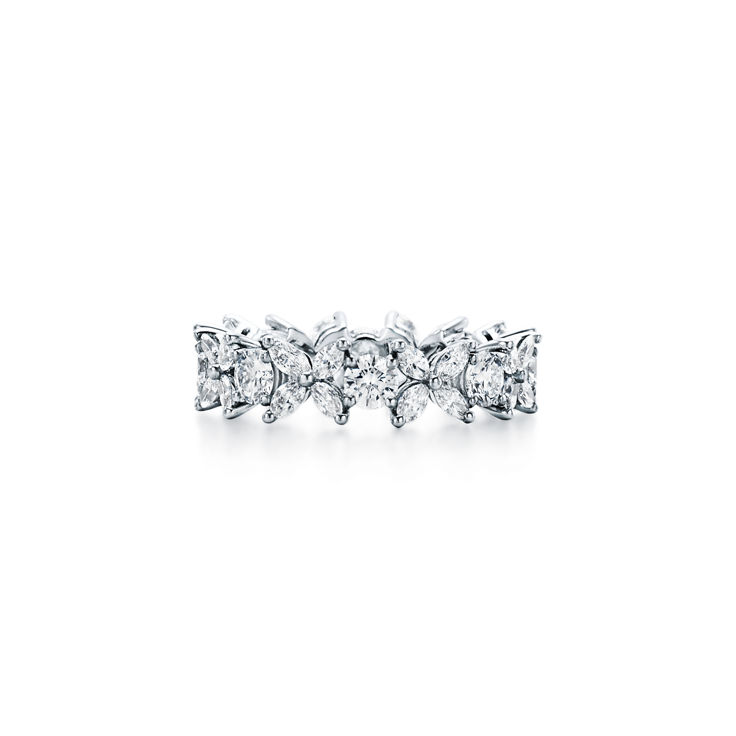 Collezione Tiffany Victoria®:Anello con diamanti alternati in platino numero immagine 2