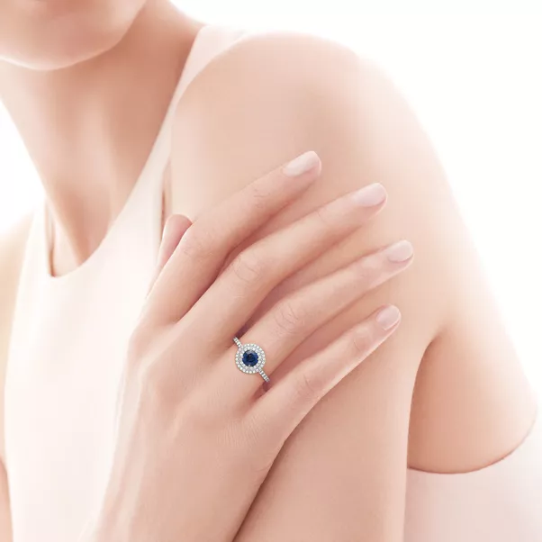Ring in Platin mit einem Saphir und Diamanten