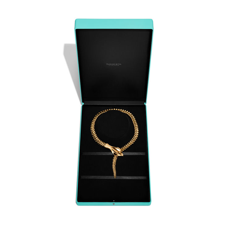 Elsa Peretti®:Snake Necklace in Yellow Gold image number 4