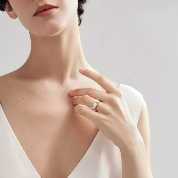 Anillo ancho de oro blanco