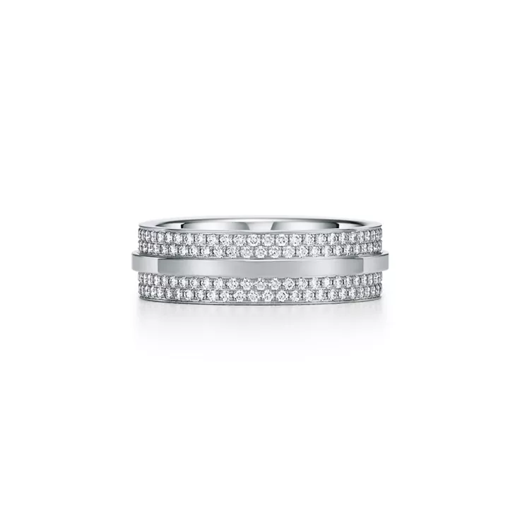 Tiffany T:Anillo ancho de pavé de diamantes de oro blanco de 18 quilates, 5