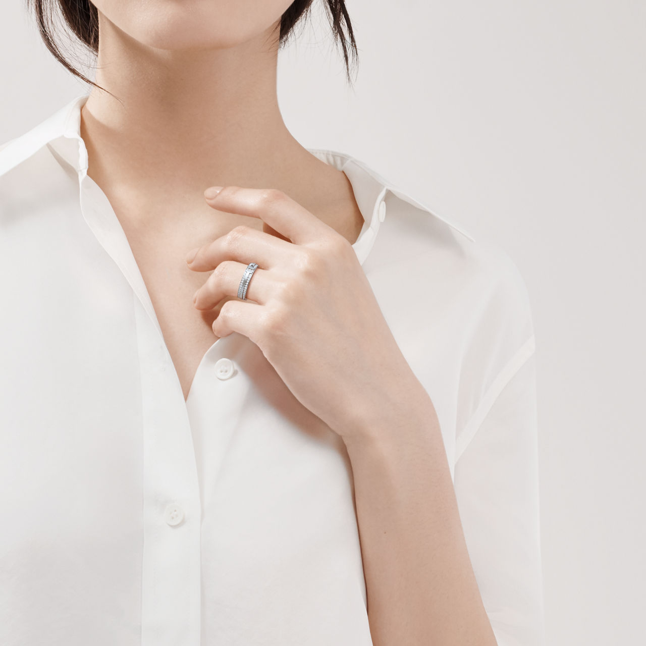 Anillo estrecho de pavé de diamantes de oro blanco