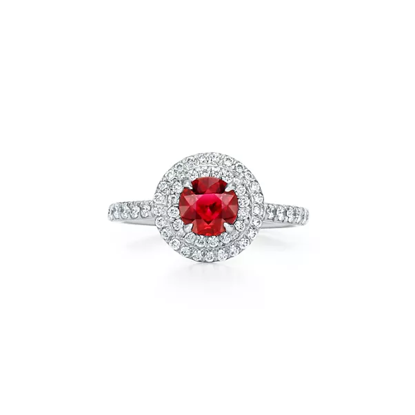Ring in Platin mit einem Rubin und Diamanten