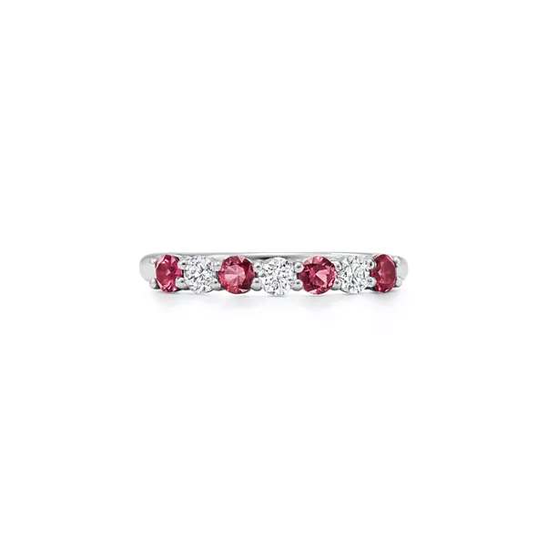 Alliance en platine 950 millièmes et demi-tour de diamants et rubis