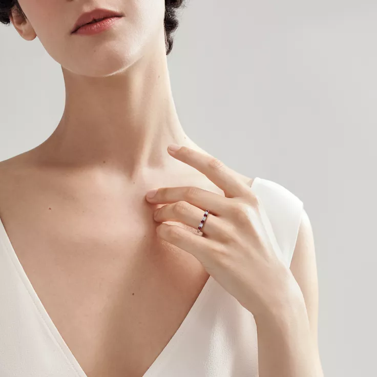 Tiffany Forever:Alliance en platine 950 millièmes et demi-tour de diamants et rubis, 1