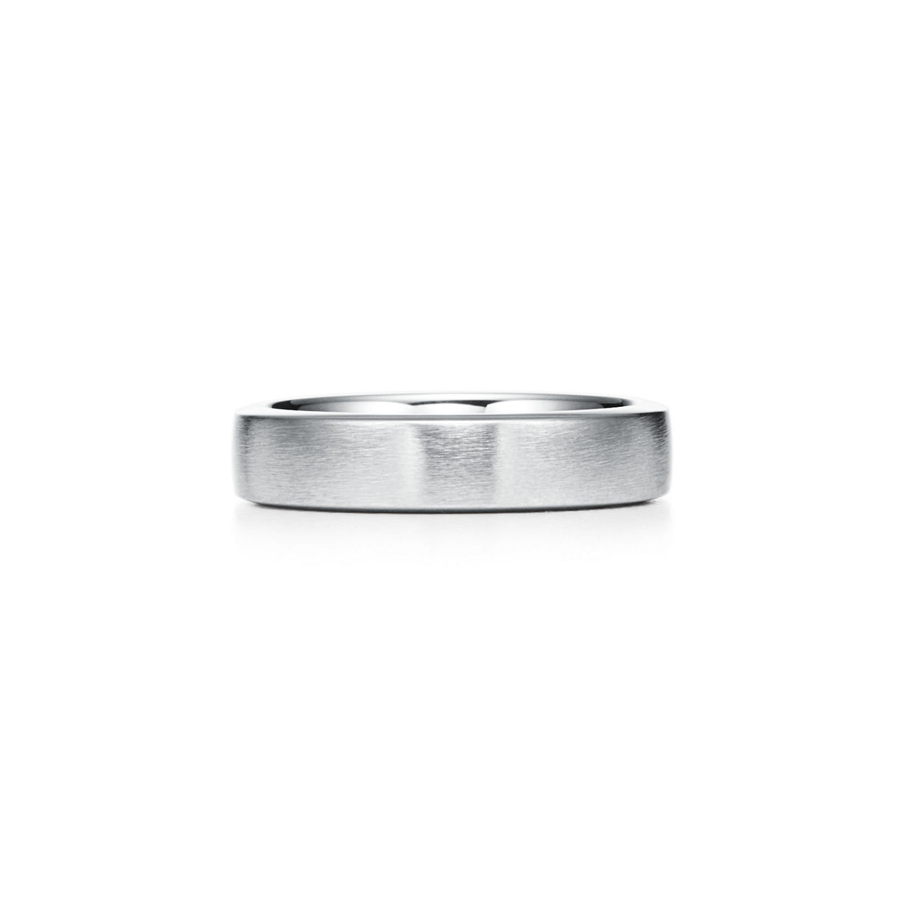 Anillo Charles con acabado satinado en platino, 5 mm de ancho