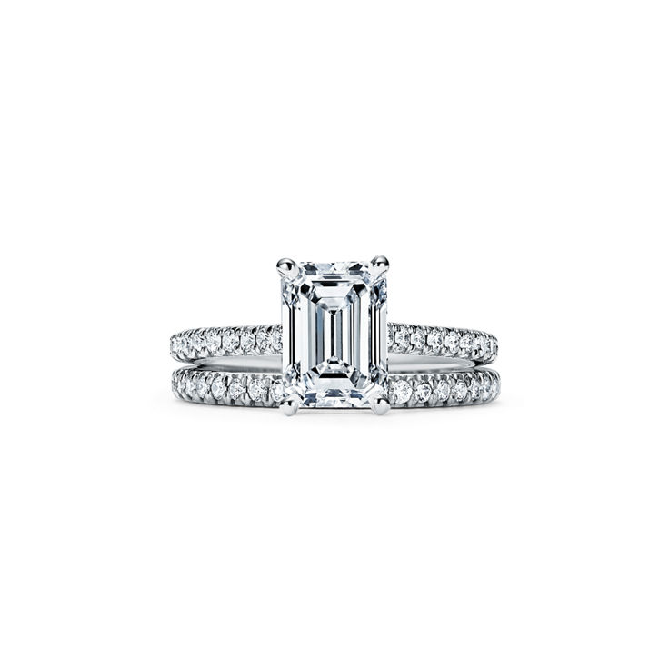 Tiffany Novo®: Verlobungsring im Smaragdschliff mit Pavé-Diamantring in Platin Bildnummer 6