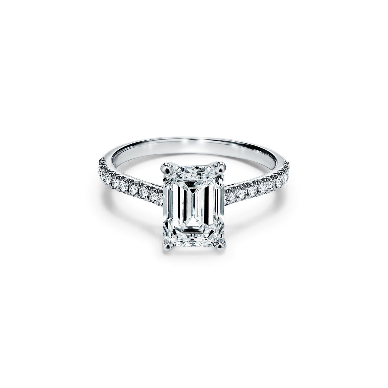 Tiffany Novo®: Verlobungsring im Smaragdschliff mit Pavé-Diamantring in Platin Bildnummer 0