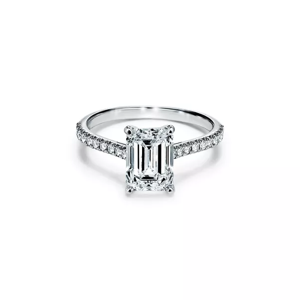 Bague de fiançailles taille émeraude avec anneau en platine 950 millièmes pavé de diamants