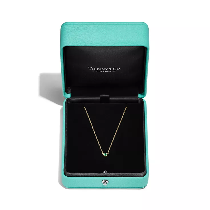 Elsa Peretti®:Color by the Yard Pendant in Yellow Gold with an Emerald, 4