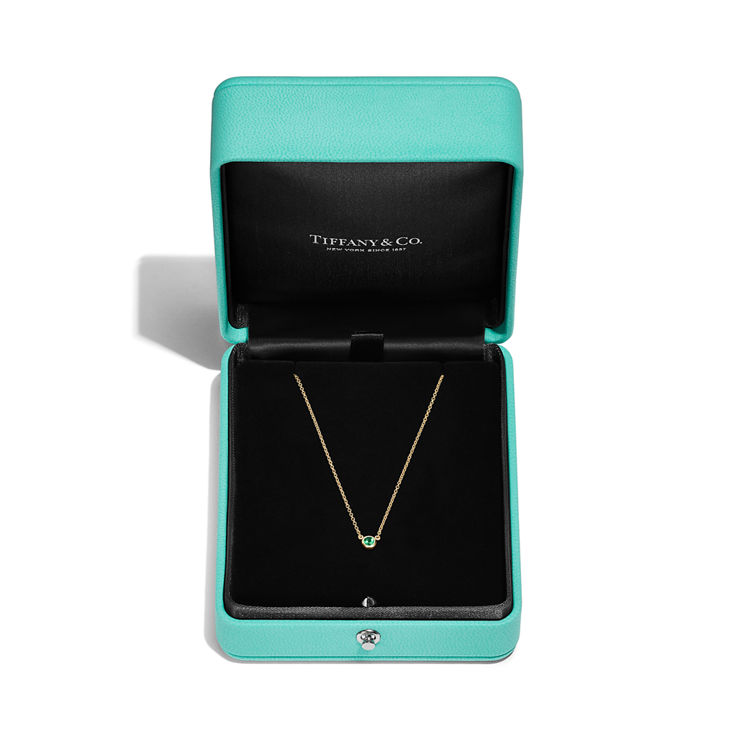 Elsa Peretti®:Color by the Yard Pendant in Yellow Gold with an Emerald image number 4