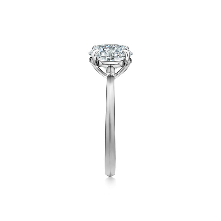 Tiffany True®: Engagement Ring with a Round Brilliant Diamond image number 4