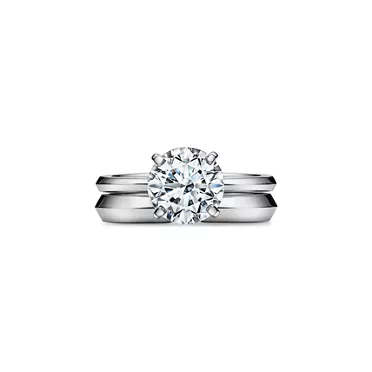 Tiffany True®:Anillo de compromiso con un diamante redondo brillante y una alianza de diamantes en platino, 6