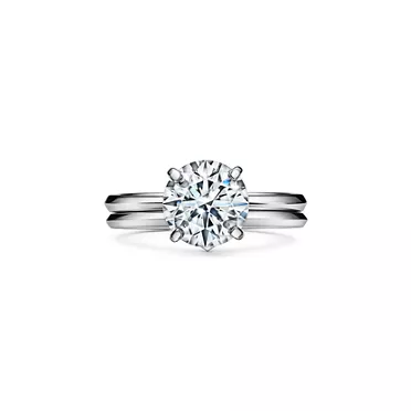 Tiffany True®:Anillo de compromiso con un diamante redondo brillante y una alianza de diamantes en platino, 7