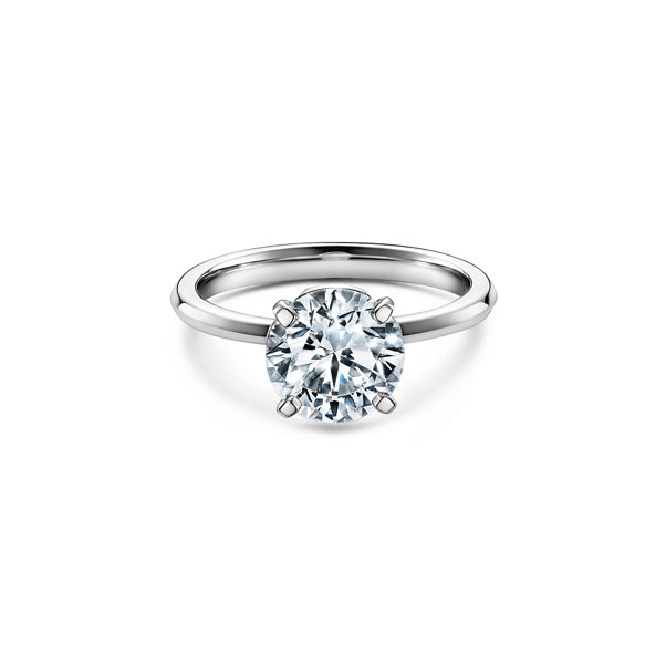 Tiffany True®: Verlobungsring mit einem Diamanten im runden Brillantschliff und einem Platin-Diamantring