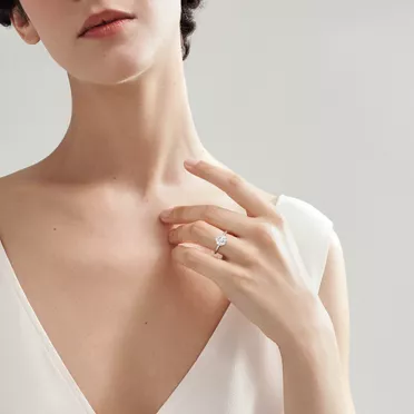 Tiffany True®:Engagement Ring with a Round Brilliant Diamond, 2