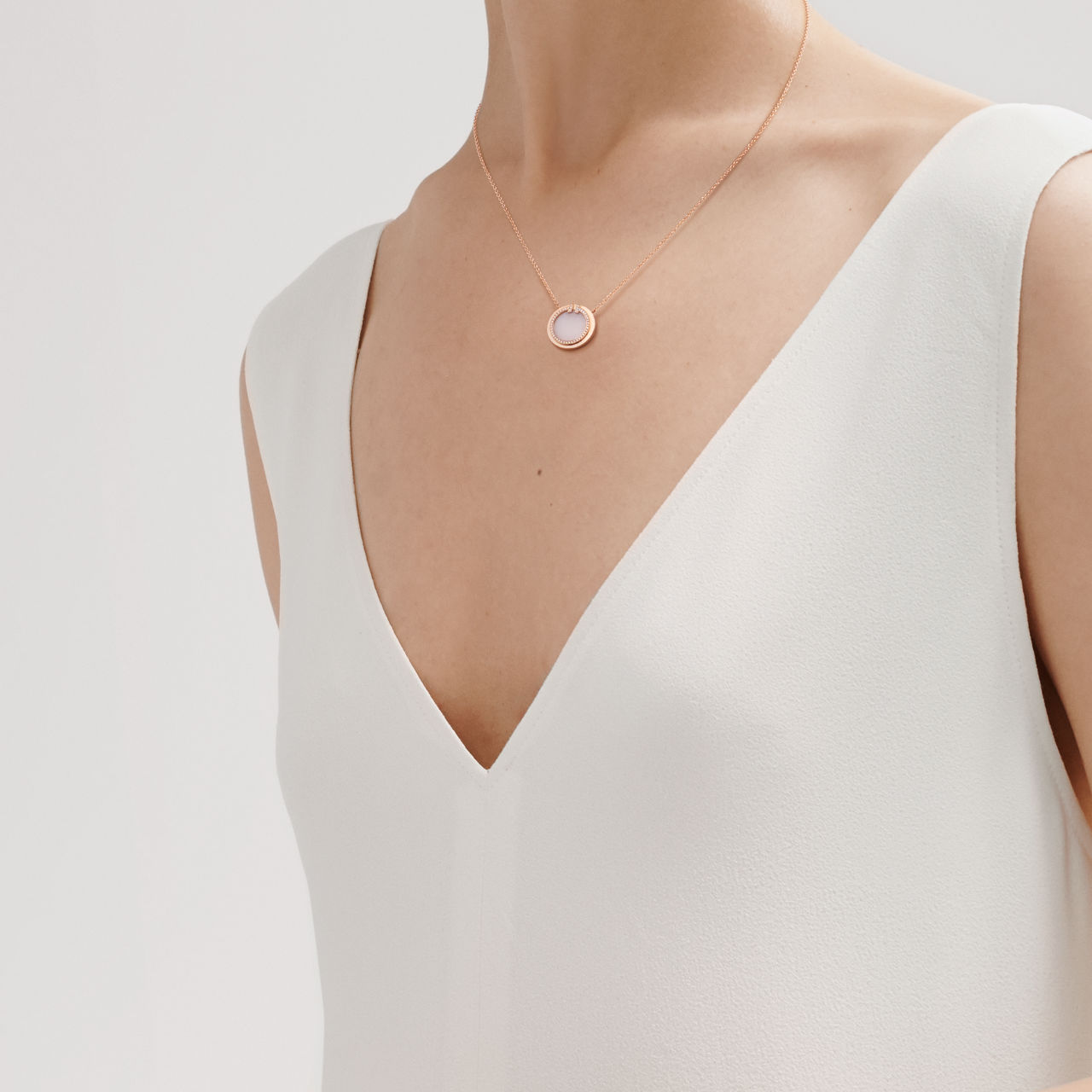 Circle Anhänger mit Diamant und rosa Opal in Roségold