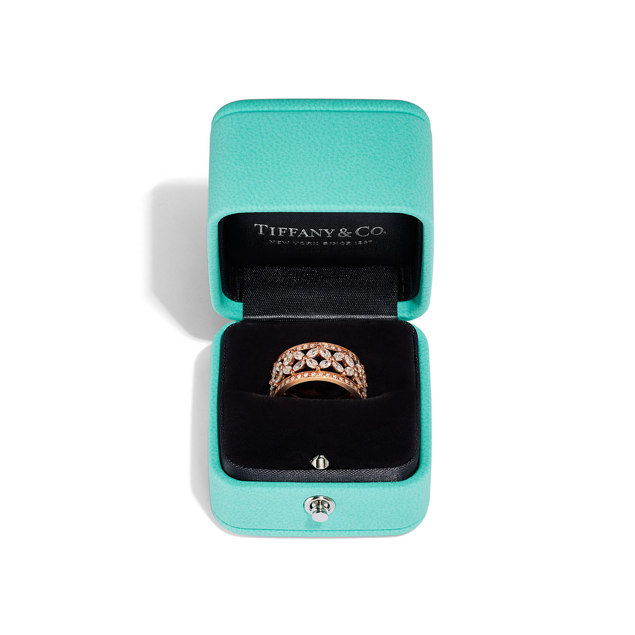 Tiffany Victoria®:Diamond Band Ring in 18k Rose Gold image number 3