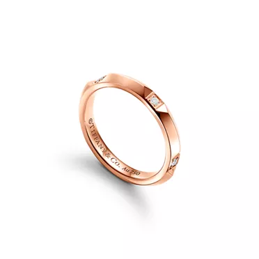 Tiffany True™:Alliance en or rose 18 carats et diamants. Largeur : 2,5 mm., 3