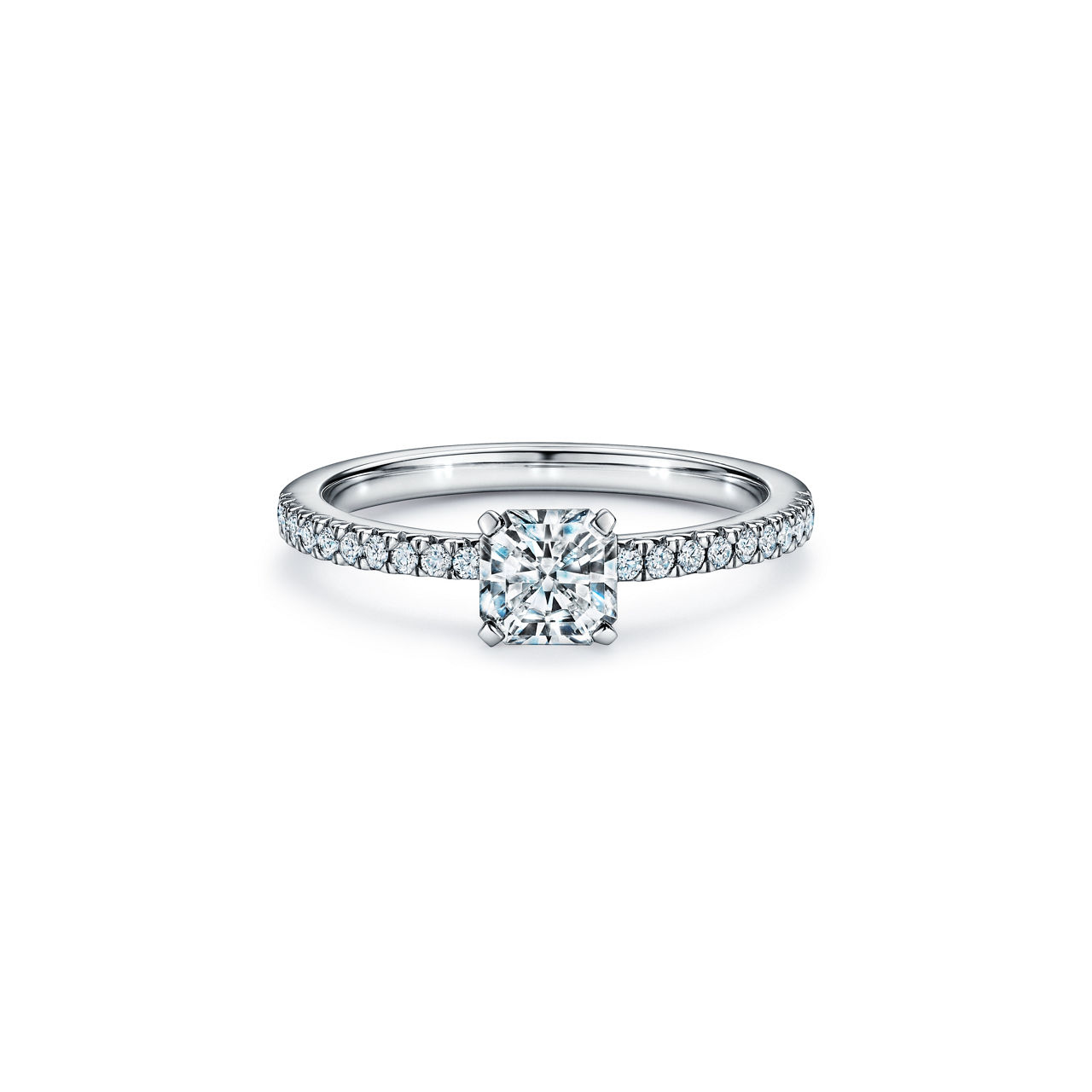 Tiffany True®: Verlobungsring mit einem Tiffany True® Diamanten und einem Platin-Diamantring | Tiffany & Co. Deutschland