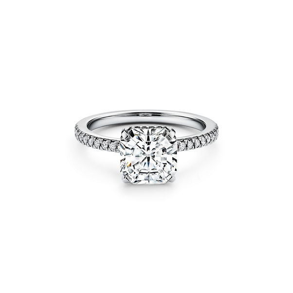 Tiffany True®:Verlobungsring mit einem Tiffany True® Diamanten und einem Platin-Diamantring