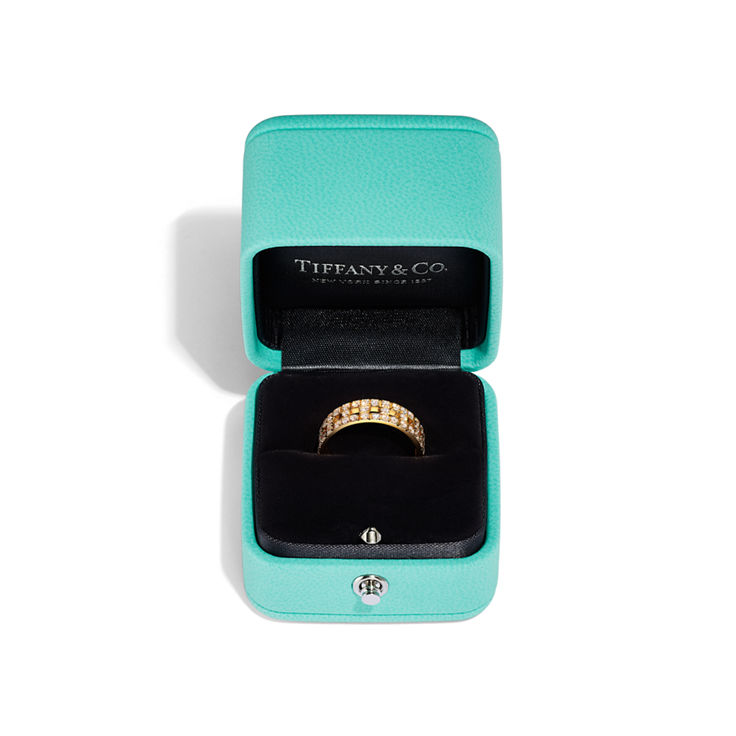 Tiffany T:True Wide Ring in Gold with Pavé Diamonds image number 4