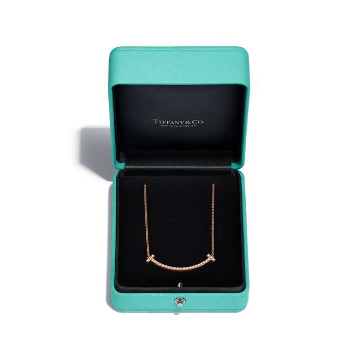 Tiffany T:Medium Smile Pendant in Rose Gold with Diamonds image number 4