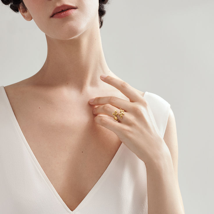 Paloma Picasso®:Olive Leaf Bypass Ring in Yellow Gold image number 1
