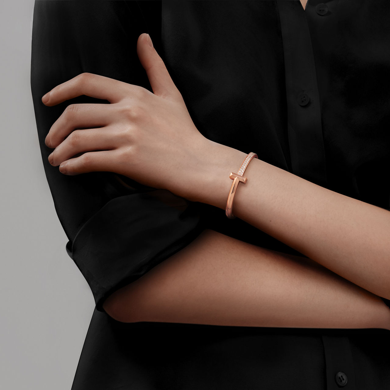 T1 Brazalete articulado ancho de diamantes de oro rosa