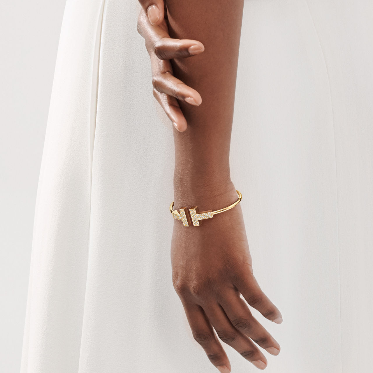 Breiter Wire Armreif mit Diamanten in Gelbgold