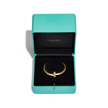 Tiffany T:T1 Wide Hinged Bangle in Yellow Gold, 7