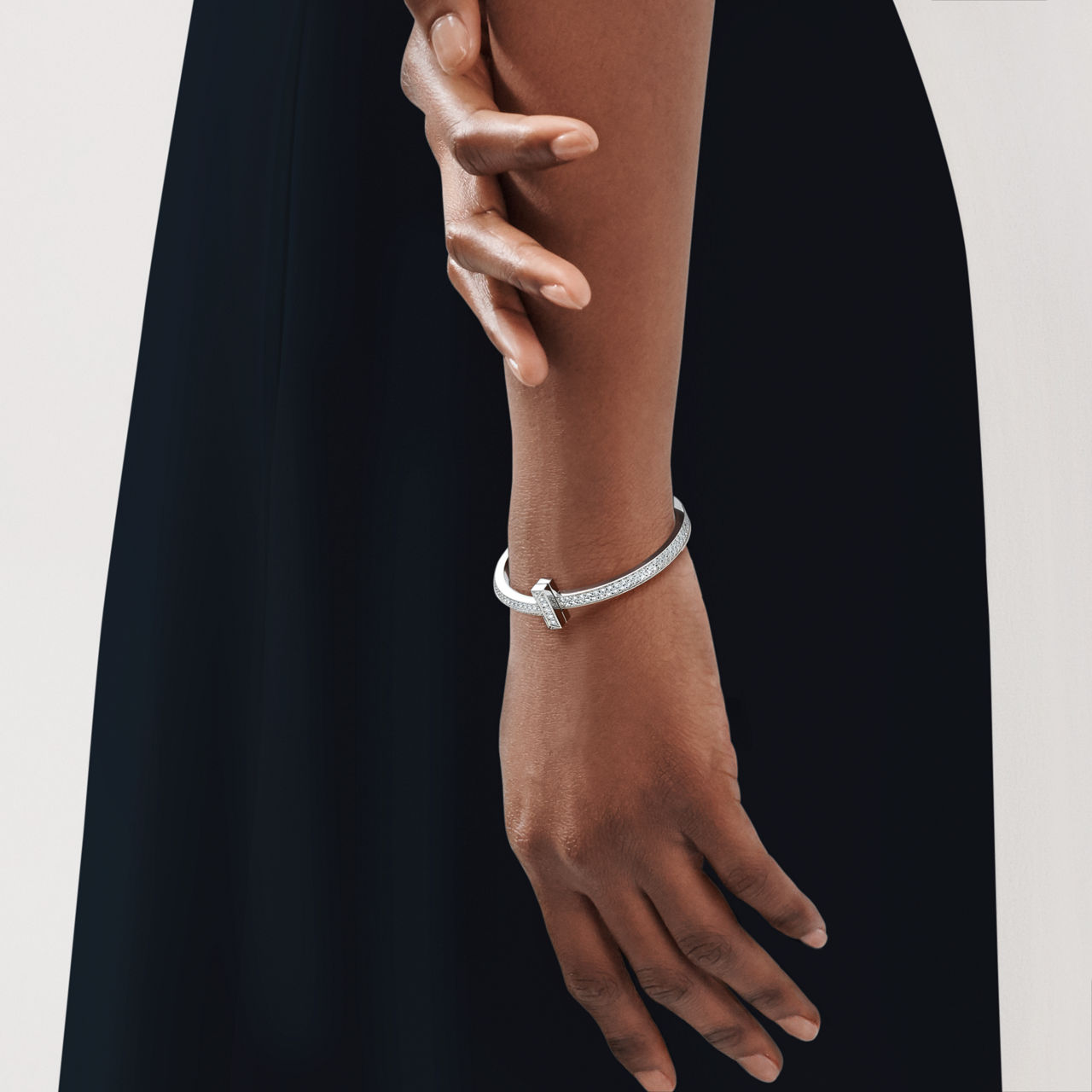 T1 Brazalete articulado ancho de diamantes de oro blanco