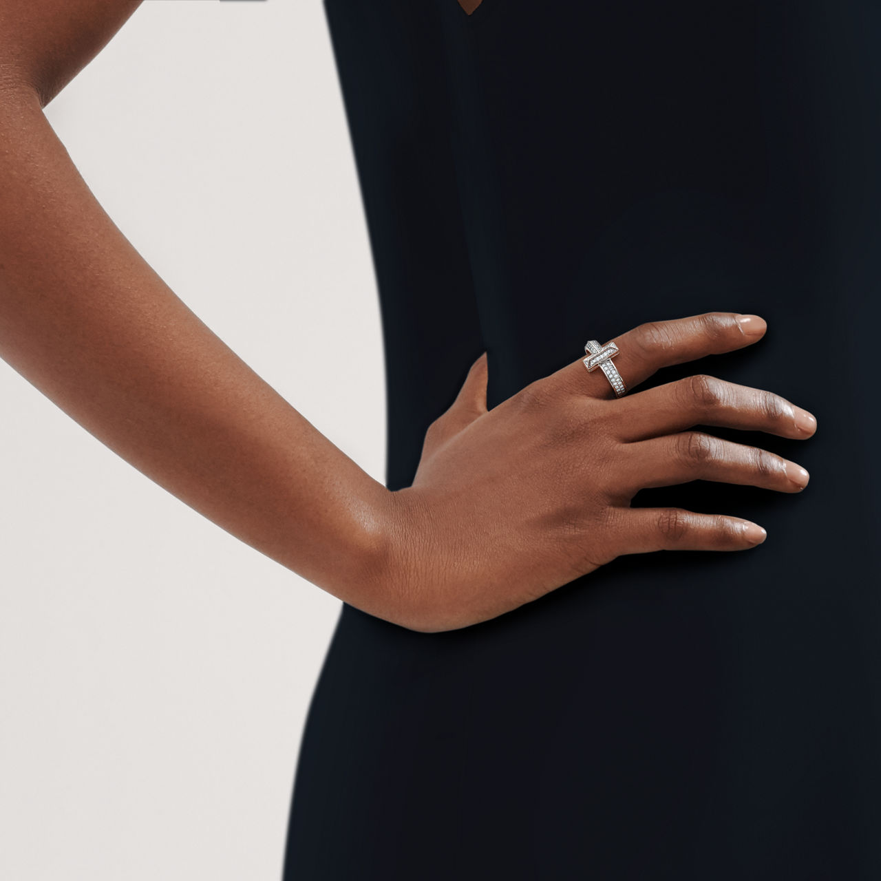 T1 Anillo de oro blanco con diamantes