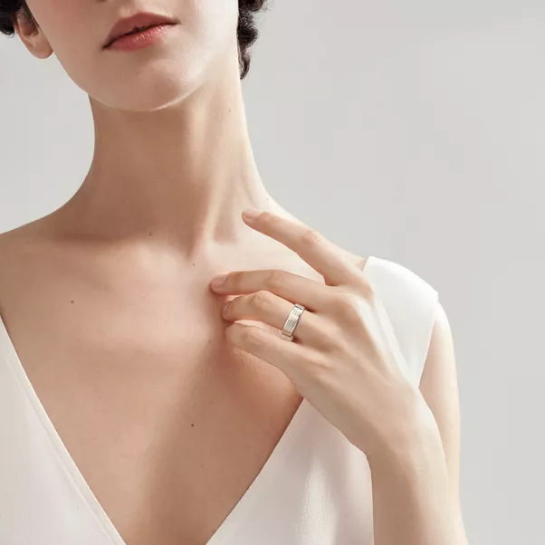 Anillo estrecho en plata de ley con diamantes