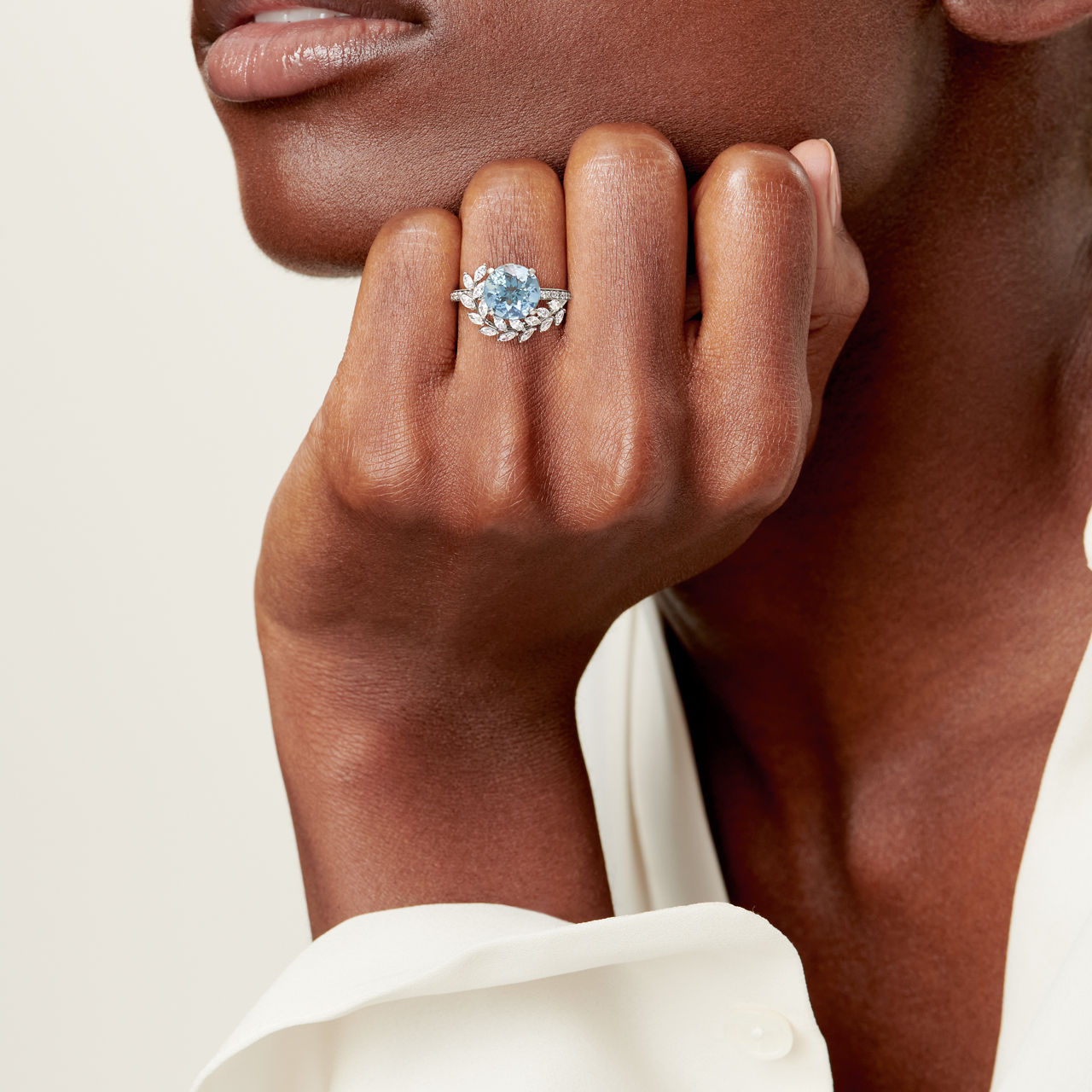 Vine Ring in Platin mit einem Aquamarin und Diamanten