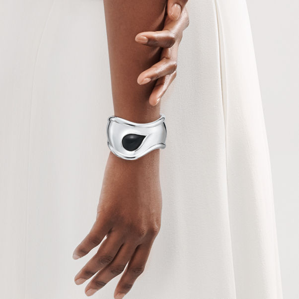 Elsa Peretti®:Kleiner Bone Cuff in Sterlingsilber mit schwarzer Jade