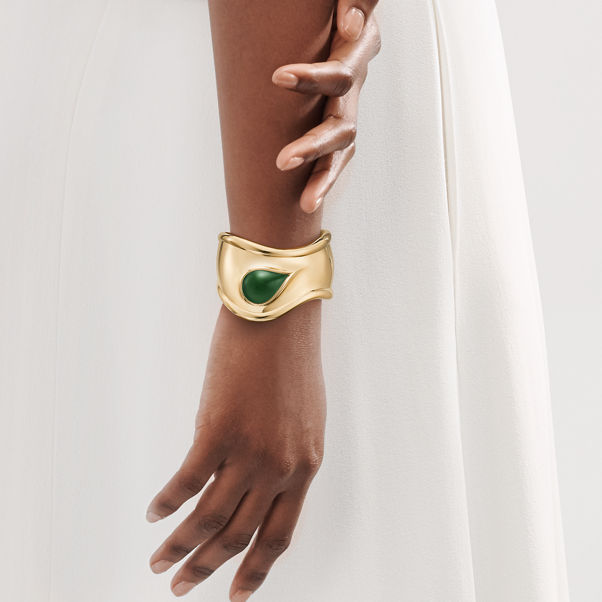 Elsa Peretti®:Kleiner Bone Cuff in 18 Karat Gold mit grüner Jade