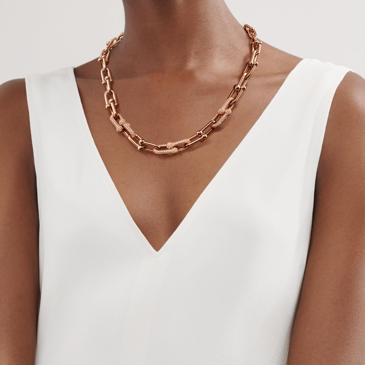 Gliederhalskette in abgestuftem Design in 18 Karat Roségold mit Pavé-Diamanten
