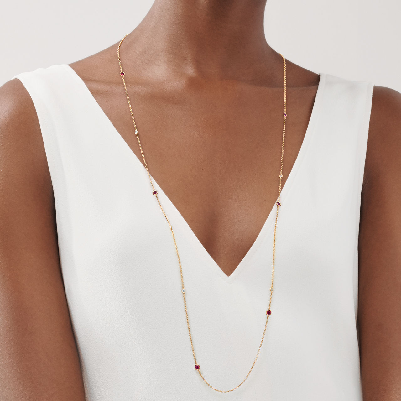 Color by the Yard Sprinkle Halskette in Gold mit Rubinen und Diamanten