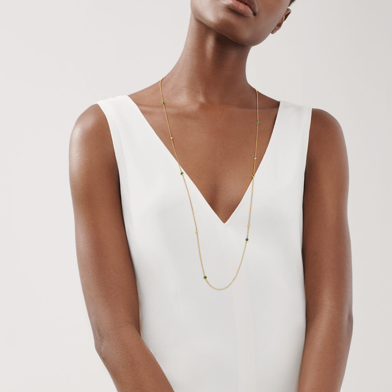 Collar Sprinkle de Color by the Yard en oro con esmeraldas y diamantes